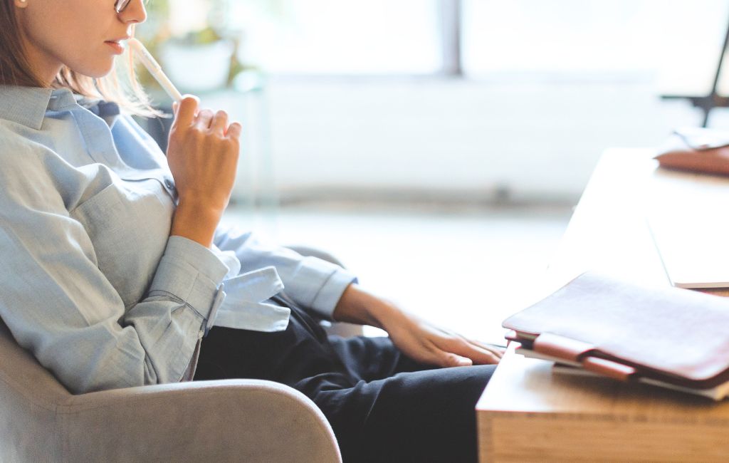 人生やキャリアの選択肢を前に考える女性