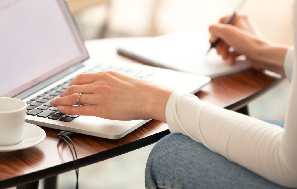 新しい知識やスキルを学ぶ女性