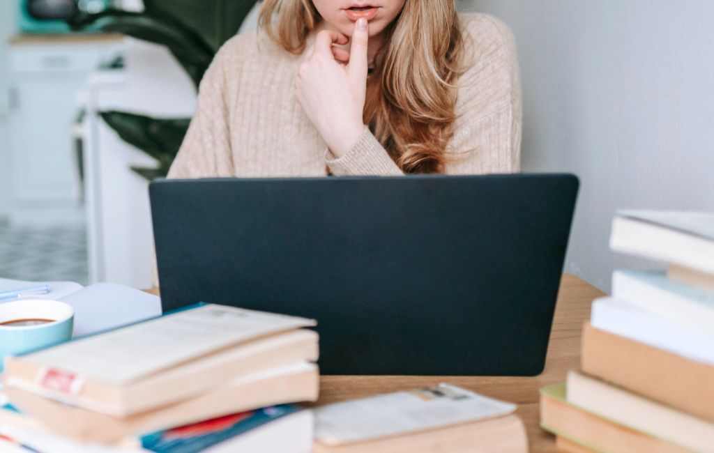 自分に合う生き方や仕事を探す女性